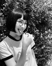 画像に含まれている可能性があるもの 1人以上 眼鏡 植物 屋外 クローズアップ suzuka instagram leader