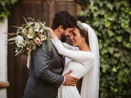 Los novios, rocío osorno y coco robatto, a su salida del sagrario de la catedral de sevilla. Boda De Rocio Osorno Su Vestido De Novia Las Invitadas El Vestido De Sus Suenos