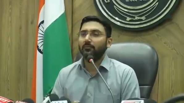डिप्टी कमिश्नर-सह-जिला चुनाव अधिकारी श्री वरजीत वालिया ने स्पेशल इंटेंसिव  रिवीजन (SIR)-2026 के तहत जालंधर जिले में सफलतापूर्वक संपन्न हुए घर-घर गणना  (डोर-टू-डोर एन्यूमरेशन) चरण की जानकारी दी।, ...