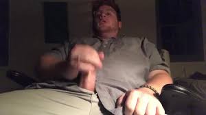 Chubby Guy tiene un orgasmo extremo mientras ve porno