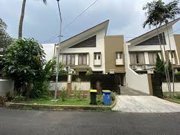 Di dalamnya terdapat dua kamar, satu di lantai atas, dan satu lagi di bawah. Sewa Rumah Bulanan Jakarta Selatan Dari Yang Murah Hingga Premium
