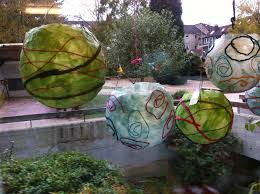 Laternen Luftballons Mit Kleister Und Transparentpapier Beklebt Und Nach Dem Trocknen Mit In Kleister Getra Luftballons Laterne Transparentpapier