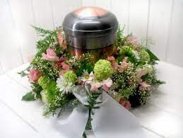 Flowers online guarantees 100% satisfaction on every international order. Flowers For Coffins And Caskets Online Delivery Service For Frankfurt Offenbach Und Neu Isenburg Florist Arranged Funeral Flowers