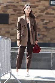 Red Black And Brown Outfits 7 Colors That Look Great Paired With Brown Brown Outfit Casual Fall Outfits Fashion