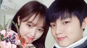 Ca sĩ Hàn Quốc phục vụ quán cà phê để kiếm sống