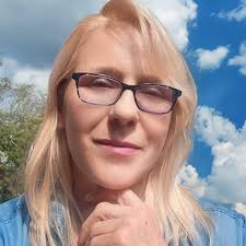 She Wins: Nice Girls Finish First : Olivas, Hanna, Hanson, Heather, J.  Hardman, Lacy, M Tatem, Susan, Cameron, Tammy, McDonald, Sonya, Watkins,  Maureen, Elliott, Erica, Brown, Corinne, LaGuerre, Lovely: Amazon.com.au:  Books