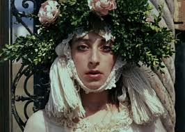 EMe Muskan ouvre les cahiers.