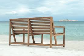 Sobre Et Elegant Le Banc Deauville Dessine Par Barber Osgerby Pour Tectona Revisite L Archetype Du Banc De Jardin En Banc Jardin Meubles De Patio Banc Teck