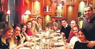 Dün emir sarıgül'e ulaşmayı başardım ve kendisine neden ve nasıl boşandıklarını, bundan sonra ne yapacaklarını sordum. Sosyetik Dallas Cemiyet Dunyasini Karistiran Yasak Ask Iddiasi Fatos Altinbas Ve Burak Kaya Takvim