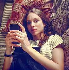 Rock n roll jesus (she/her) linktr.ee/sleepinthegardn. Pin Von Realreckless Auf Troian Bellisario In 2021