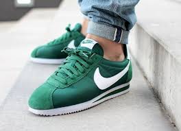Nike men's classic cortez leather running shoes. Sneakers Actus Sorties Culture Debats Et Divertissement Sneakers Men Fashion Trendy Sneakers Sneakers