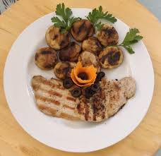 Ciuperci umplute cu branza si usturoi si fripte la gratar in aer liber sau la cuptor. Cotlet De Porc In Unt Cimbru Si Usturoi Cu Ciuperci La GrÄtar Èi SalatÄ De VarzÄ Spice Up Catering Alba Iulia