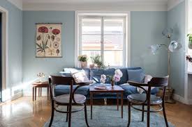 blauwe muren doen of niet dit appartement bewijst hoe tof het is roomed blauwe muren thuis woonkamer rood