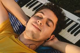 Stereo Guy nos recuerda a nuestro primer romance en "Amor Amarillo"