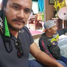 Mohon mana-mana sahabat² pemuzik yg mengenali Allahyarham Eddy Wan Othman @  Eddy Malmsteen..sekali lagi saya ingin sampaikan permintaan dari ibu & ayah  Allahyarham sendiri sebentar tadi...sekiranya ada kesalahannya beliau yg  menyinggung hati