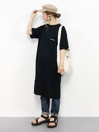 ゆったり ナチュラル tシャツワンピース で楽しむ大人の抜け感コーデ キナリノ tシャツ ワンピース 黒tシャツ コーデ レディース デニムシャツ レディース