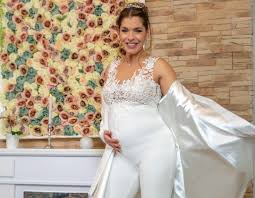 Választókerületében, amely a teljes 12. Der Heni Csodalatos Kepeket Osztott Meg Eskuvoi Ruhajarol