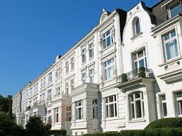 Hierfür müssen sie lediglich eine übernahme ihres bestehenden vertrags bei der bank mit dem käufer vereinbaren. Wenn Ihr Eine Immobilie Verkaufen Wollt Solltet Ihr Einige Fehler Unbedingt Ver Haus Kredit Building Structures Multi Story Building