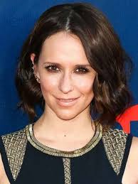 Her grey tank is low enough to show off her bright blue bra and. Compare Jennifer Love Hewitt S Height Weight With Other Celebs