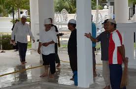 Istilah gotong royong juga bisa di artikan menjadi partisipan aktif bagi setiap individu yang ikut terlibat serta mendapat nilai positif dari setiap objek sikap gotong royong juga sudah lama tumbuh di indonesia dari kepemimpinan presiden ir.soekarno. Dr Shafie Abu Bakar Gotong Royong Bersih Ruang Masjid Dan Persediaan Ruang Pejabat