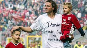 €4.00m* oct 3, 1981 in malmö, sweden. Zlatan Ibrahimovic Gibt Kindern In Malmo Fur Einweihung Von Statue Schulfrei Sportbuzzer De
