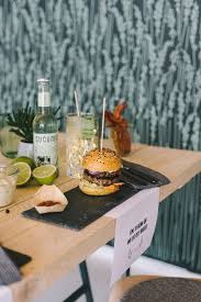 Burger Und Gin Geburtstagsparty Fur Echte Kerle Fraulein K Sagt Ja Hochzeitsblog Geburtstagsparty Lebensmittel Platten Geburtstagsfeier