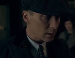 Ada extraña al Tommy de antes". T6 Ada: Dónde estas Tom? Mi hermano mayor.  Sabes antes te detenias a sonreír, siquiera recuerdas este lugar.Entras al  Garrison como un extraño y solo estas