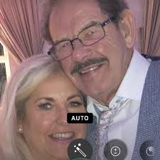 Sitting in the crowd in Manchester CoOp arena. The whole show is cancelled.  Jeff Lynne is too ill to perform. He is devistated and so is the crowd.  Hyde Park may now