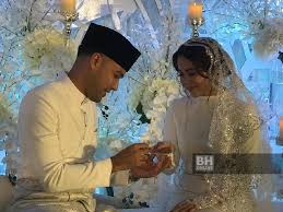 Lebih melucukan ada netizen yang meninggalkan. Emma Maembong Sah Isteri Juruterbang