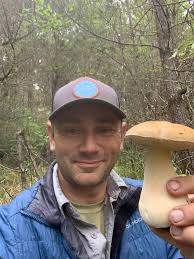 What are some cool hikes or foraging opportunities near Providence, RI?