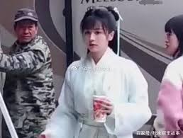 Trường giang, tên thật võ vũ trường giang, là một nam diễn viên hài bén duyên với sân khấu sau một lần đóng thế vai quần chúng được cố nghệ sĩ hữu lộc phát hiện và gia nhập sân khấu kịch nụ cười mới. Báº¡ch Lá»™c Vá»«a Lá»™ Diá»‡n á»Ÿ Phim TrÆ°á»ng Ä'a Bá»‹ Nghi Ä'áº¡o Táº¡o Hinh Vien BÄƒng Nghien Cá»§a LÆ°u Ly Má»¹ Nhan Sat Gocvietstar