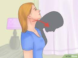 L'épisode douloureux est associé à une diminution des mouvements possibles de la tête. 8 Manieres De Se Debarrasser D Un Torticolis Wikihow