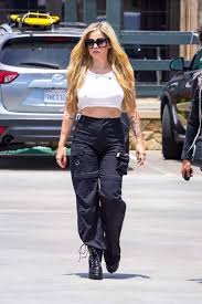 Avril lavigne struggled w/ losing friends while battling lyme disease. Avril Lavigne 2021 9gag