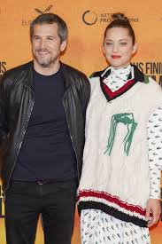 She has garnered worldwide acclaim and awards for her performances in films such as a very long engagement. Guillaume Canet Et Sa Fille Louise