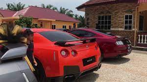 Terdahulu, sekitar tahun 2015 , zizan dilaporkan memiliki sebuah kereta mewah ferrari model f430 berwarna kuning dianggarkan berharga rm1.5 juta selepas sahabatnya, tauke yang juga merupakan seorang pelawak berkongsi sekeping foto dalam instagram. Jacket Koyak Society Kuala Kubu Bharu By Neyna Pathi