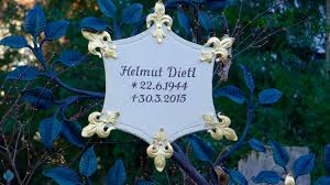 He is a male celebrity. Datei Grab Von Helmut Dietl Nah Jpg Wikipedia