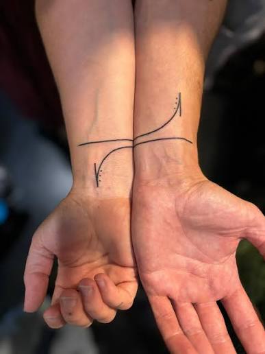 Partnertattoo gestochen von Ale @mist_ink__ Buchung über  hello@mugshot-tattoo.com oder über den Link in der Bio oder Nachricht an  uns hier! Matching tattoo done by Ale Booking via hello@mugshot-tattoo.com  or use the