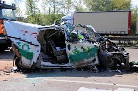 A63 rheinhessen, sattelzug umgekippt ein fehlerhaftes überholmanöver hatte heute morgen gegen 08.45 uhr einen unfall auf. A4 Lkw Druckt Kleintransporter Unter Lkw Fahrer Schwer Verletzt Kolner Stadt Anzeiger