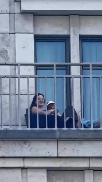 Bad Bunny y Gabriela Berlingeri hace días en Alemania 😍🇩🇪
