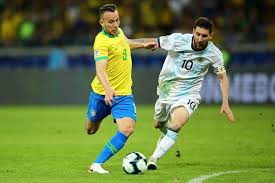 Lionel messi (kiri) saat laga melawan paraguay di copa america 2021. Lionel Messi And Argentina Early Favorites For The Copa America Over Reigning Champions Brazil Onefootball