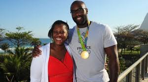 Il a remporté dix prix d'or aux championnats du monde, le judoka solitaire (homme ou femme) à faire comme tel, et deux décorations d'or olympiques. 2021 Luthna Companion Of Teddy Riner Proud Despite His Defeat At The Olympics He Has Class When He Loses Current Woman The Mag