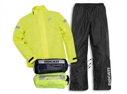 Se sei qui, supponiamo che tu stia cercando la migliore tuta antipioggia da moto. Completo Antipioggia Ducati Strada 2 Prova Tuta Antiacqua Da Moto Pregi E Difetti Motociclismo