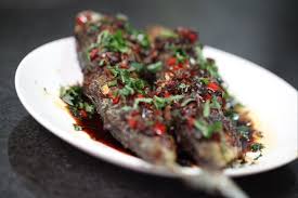 Ikan tenggiri dapat dijadikan berbagai macam olahan makanan, biasanya dipakai sebagai pengganti daging karena kandungan gizinya yang cukup banyak. Resep Ikan Tenggiri Bumbu Kecap Pedas Lily Majid