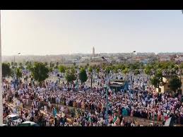 وأول أعمال العيد تكون صلاة العيد في صباح العيد بعد شروق الشمس بثلث ساعة تقريبًا، ويلتقي المسلمون في العيد ويتبادلون التهاني ويزورون أهليهم وأقرباءهم وهذا ما يعرف. Ù…ØµÙ„Ù‰ Ø§Ù„Ø¹ÙŠØ¯ Ø¨Ø§Ù„Ø®Ø¨Ø±