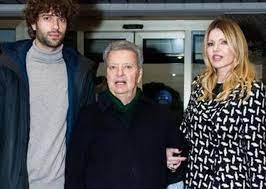 La rusic intentò causa a cecchi gori per la metà dei beni che questi possedeva negli states, per un patrimonio che superava all'epoca i 2mila miliardi di lire. Vittorio Cecchi Gori Lascia Finalmente L Ospedale Dopo Il Grave Malore Dimagrito E Con Rita Rusic Al Suo Fianco