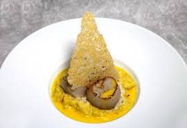 Risotto Saint Jacques Safran Et Tuiles Parmesan Par Alain Ducasse Recette Alimentation Recette Gastronomique Recette Risotto