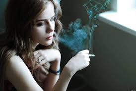 خلفيات بنات يشربون دخان