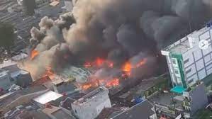 Kebakaran hebat melanda pasar kambing tanah abang, jakarta pusat. Xte9r2d84wrg4m