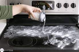 Grace A Cette Recette Votre Plaque En Vitroceramique Sera Plus Propre Qu Une Neuve Trucs Et Astuces Maiso Cleaning Hacks Ceramic Cooktop Cleaners Homemade
