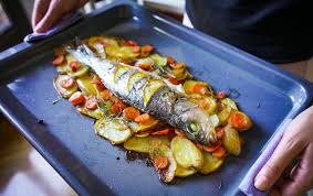 Cómo hacer una lubina a la espalda. Lubina Al Horno Con Patatas
